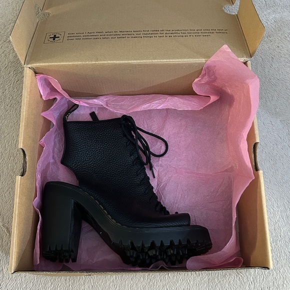 🔥Dr. Martens Open-Toe Carmelita Aunt Sally Pebbled Leather Heels🔥 - Picture 7 of 12